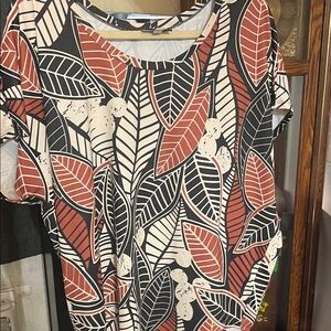 Manuhealii Black and Red Leaf Print Short Sleeve Top